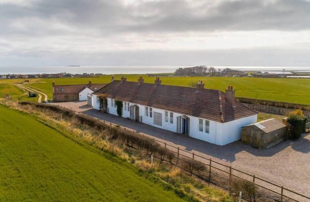 Cradle Cottage - a cottage that sleeps 4 guests in 2 bedrooms