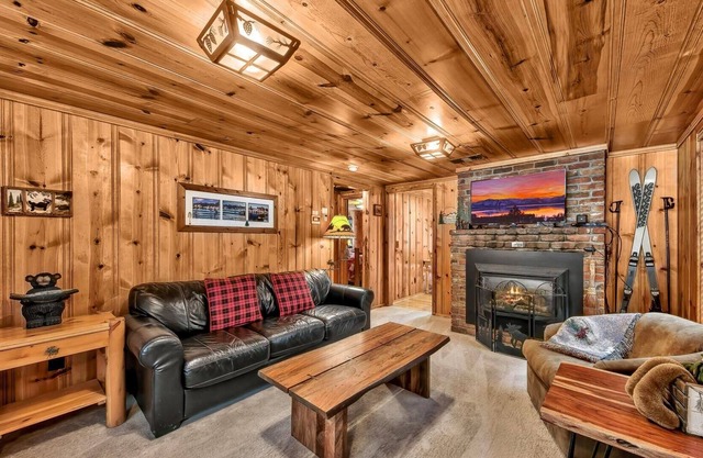 Craig's Cozy Cabin - Ski Lease, Hot Tub, Walk to Lake, Dining, 30-90 days