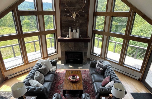 Crazy spacious hillside ski chalet! WOW-views and expansive wraparound deck!