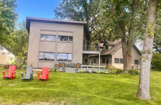 Create Lasting Memories: Unwind at Lakefront Haven Amidst Nature’s Painted Sky