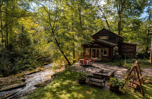 Creek Haven · Stunning Creekside Cottage w/Hot Tub Minutes to Yough Lake, Ohiopyle