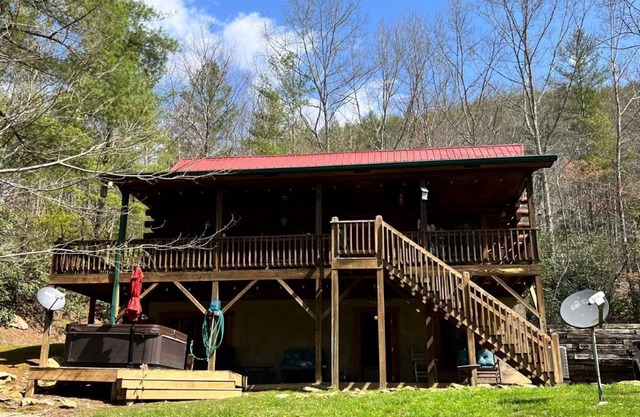 CREEK SIDE CABIN, BEAUTIFUL, PEACEFUL AND DOG FRIENDLY