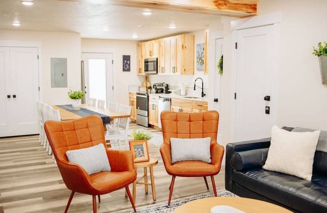 Creekside Cabin Juniper-stay with views near Lava