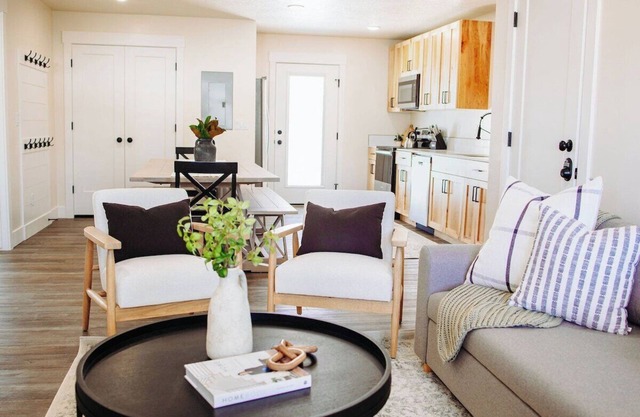 Creekside Cabin Magnolia-stay w views near Lava!