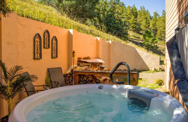 Creekside Cabin: Hot Tub, Downtown, Pet Friendly, Wrap-Around Deck, 2 Living Spaces, Walk to Dining!