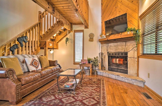 CREEKSIDE Cabin w/LOFT by Pigeon Forge