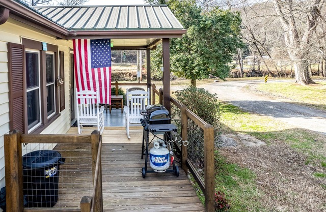 Creekside Cabin with Free WiFi, Firepit, Full Kitchen, & Private W/D - Dogs OK