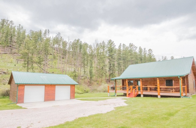 Creekside Log Cabin on Mickelson Trail