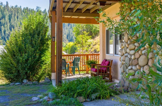 Creekside Lower Apartment - Hot Tub, Downtown, Pet Friendly, Wrap-Around Deck, 2 Living Spaces, Walk