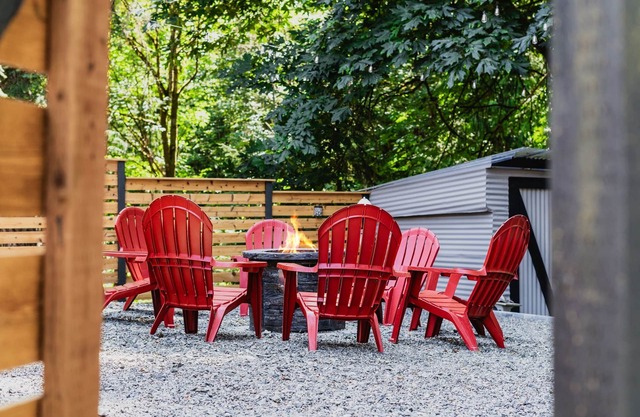 Creekside Zen 3BR Peaceful, Furnished Mid-Term Retreat