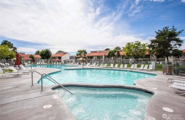 Crescent Bar Condo: On the river with Pool, Gorge shuttle/Wineries, AC
