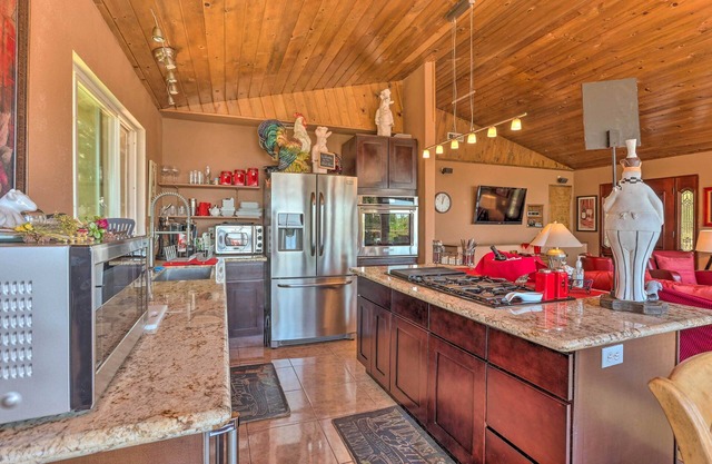 Crestline Area Escape w/ 3 Decks & Fire Pit!