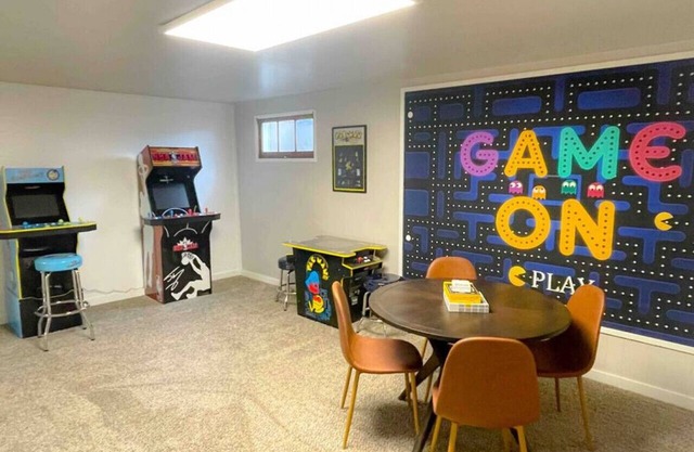 Crestline · Perfect for groups-Theater & Arcade close to dwtn!