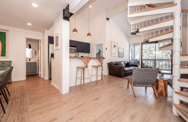 Crestview B #44 - Newly Updated Spacious and updated. 1 bedroom + Loft, 3 Bathrooms, Sleeps 7!