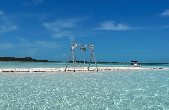 Crewed Yacht Charter Bahamas 80 feet