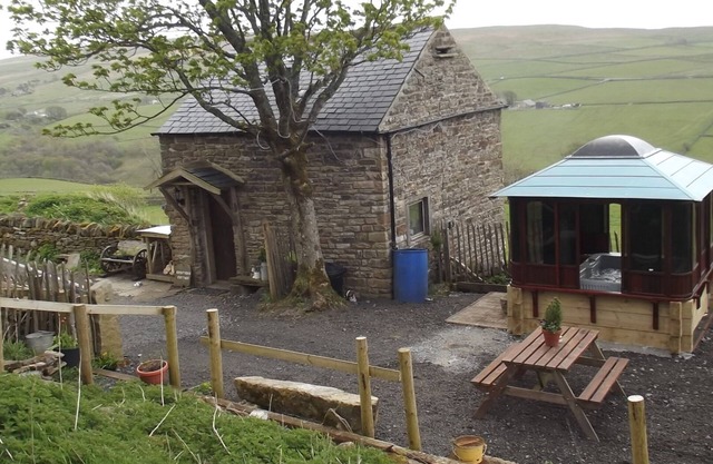 Crofters Cottage Cosy,Romantic with 24/7 private hottub sole use,Farm holiday