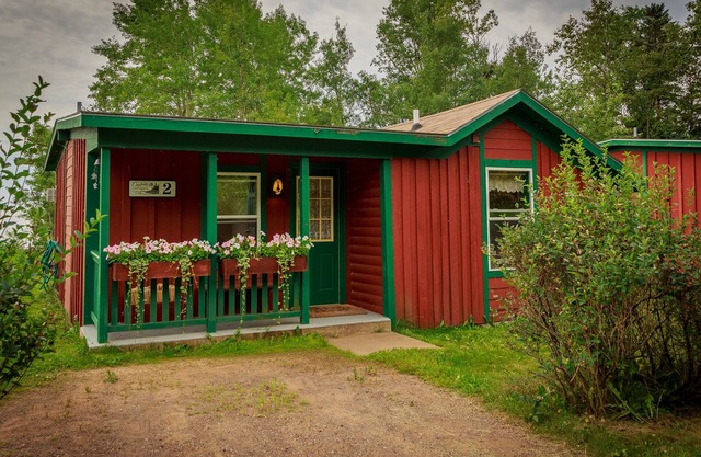 Croftville Road Cottages #2. On the Shore of Lake Superior. Cozy and Romantic.