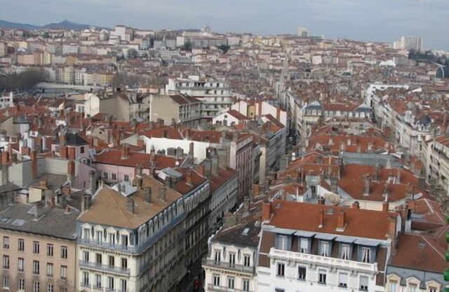 Croix rousse center /Duplex with overview on a garden, ancient building 18th century
