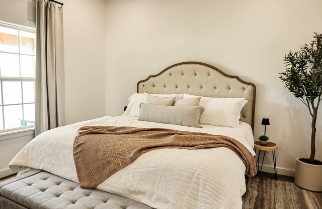 Cross Mountain Bridal Cottage | Romantic Tub, Walk-In Shower & Pond Views