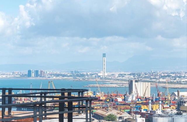 Crossed views: city sea