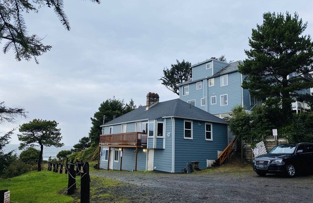 "Crow's Nest"-smaller cozy rustic, vintage 1 bedroom w/spectacular ocean view
