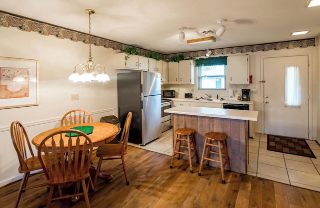 Crown Resorts Lake Tansi East 2 Bedroom, 2 Bathroom Condo w/ 1 King, 2 Full Beds