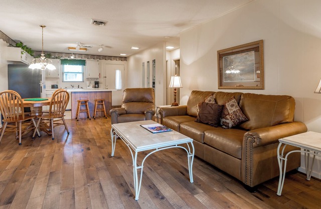 Crown Resorts Lake Tansi East 2 Bedroom, 2 Bath Condo w/ 1 Queen, 2 Twin Beds