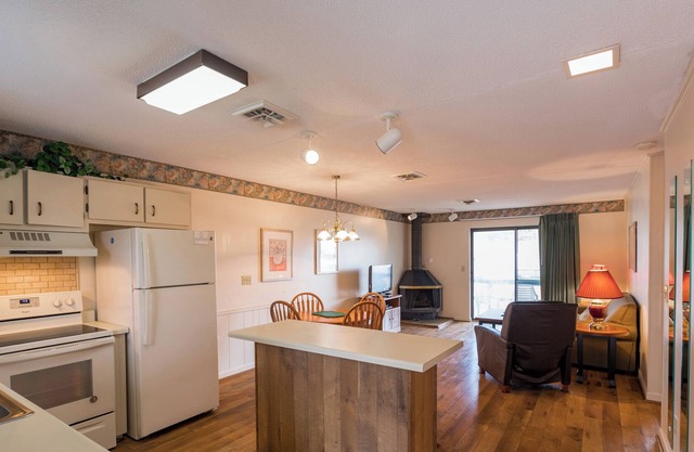 Crown Resorts Lake Tansi East 3 Bed, 2 Bath Condo w/ 1 King, 2 Queen Beds