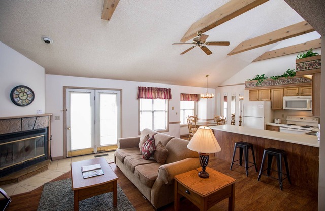 Crown Resorts Lake Tansi West 2 Bedroom, 2 Bathroom Condo w/1 King, 2 Full Beds