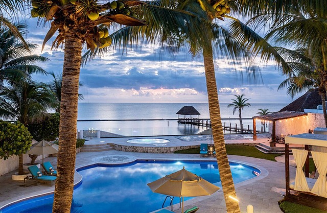 Crown Villa - 8 Bed, All inclusive, beach front Villa Puerto Morelos