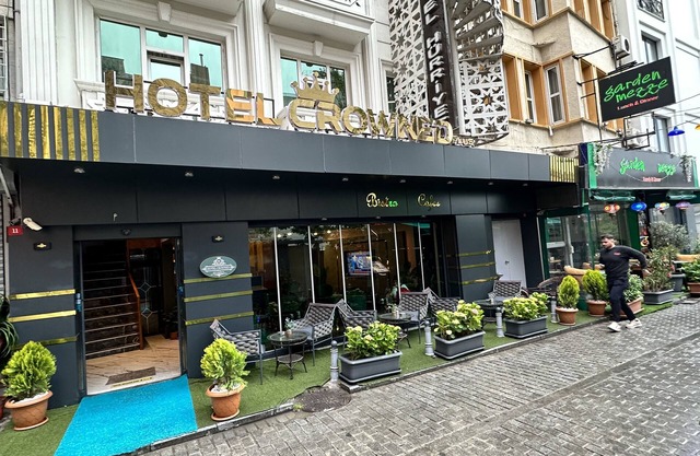 Crowned Plus Hotel