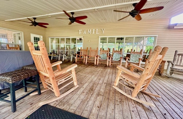 Cruising Coast Discount ! Pool, Gym, Pool table, Lake + more
