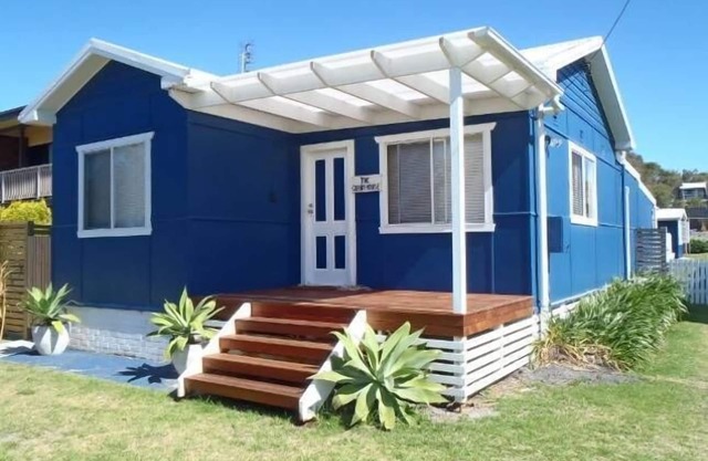 CUBBYHOUSE - Lake/Beach/Park opposite, Pet Friendly.nSleeps 7- 3 bdrm, 2 bathrmn