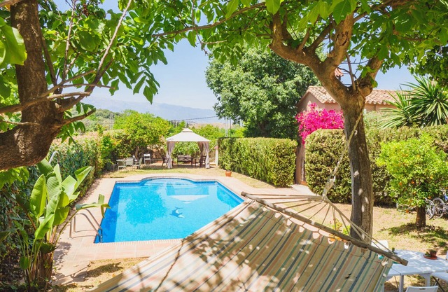 Cubo's Casa Rural El Nogal /private pool /gardens /ideal for families