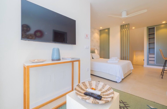 Cubo's Estudio Cabopino Port & Parking/close to beach/free wifi/community pool