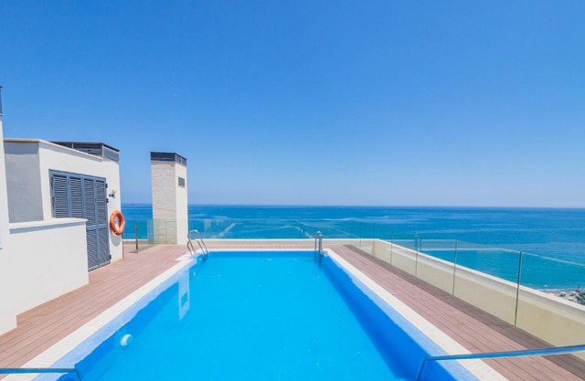 Cubo's Sea View Pacifico Street & Free Parking