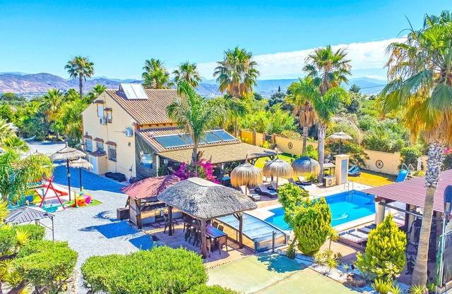 Cubo's Villa Las Palmeras Altas/private pool/air conditioning/children's area/free wifi