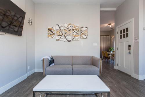 Cubs! Prime Location! - 1 Min Walk to Wrigley Field - 2BR Apts Perfect for Cubs Fans!