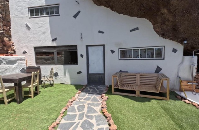 Cueva rural " Old London " with Jacuzzi and swimming pool