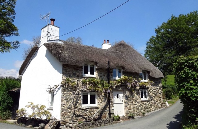 CULLAFORD COTTAGE, pet friendly, luxury holiday cottage in Scorriton