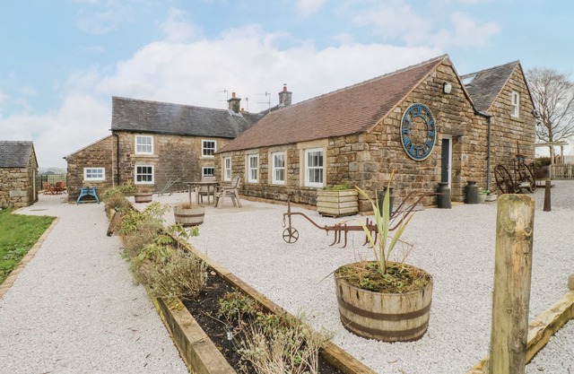 CURLEW COTTAGE, character holiday cottage in Hartington