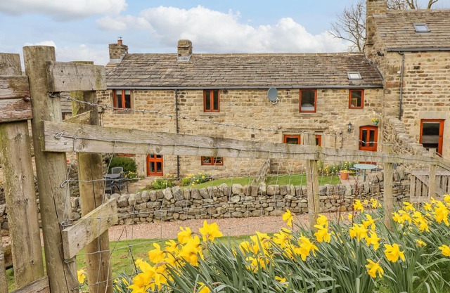 CURLEW COTTAGE, family friendly, character holiday cottage in Silsden