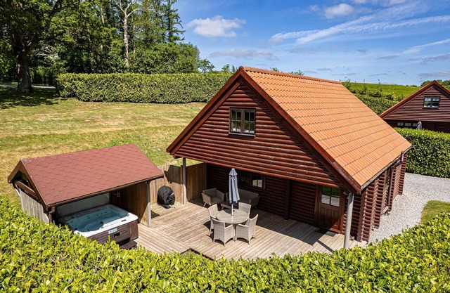 Curlew Lodge - sleeps 4 | Hot Tub, Dog Friendly | 4* Gold Award