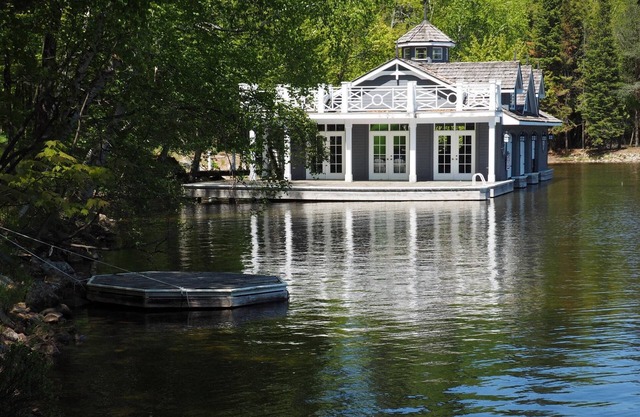 Custom Built 5 brdm, 4 bath on Lake of Bays! Sandy Beach! Boathouse! SW Exposure
