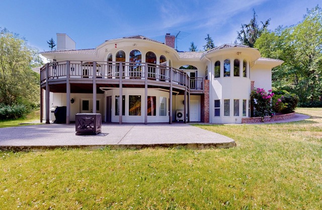 Custom, dog-friendly home on 5 lakefront acres with tennis, sauna & game room