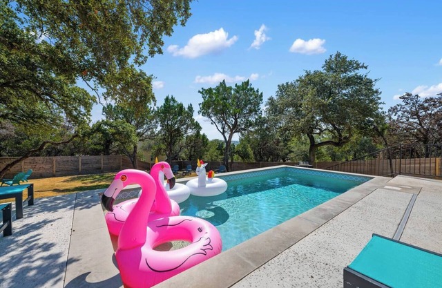 Custom Home Near Lake Travis w/Pool, Hot tub, fire pit, grill, games room and putting area