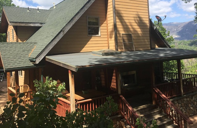 Custom Home with Spectacular Mountain Views and Separate Cabin on property
