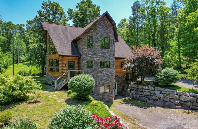 Custom Log Cabin Close to Cades Cove in GSMNP!