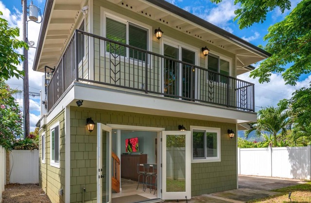 Custom one bedroom cottage just steps from swimming beach!