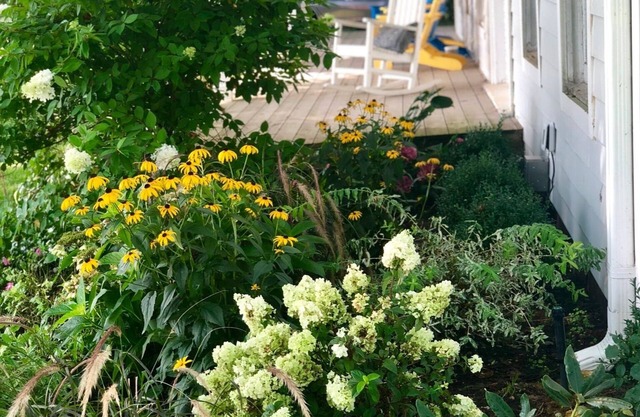 Cutchogue Farmhouse Estate with hot tub and gardens, walk to beach & vineyards